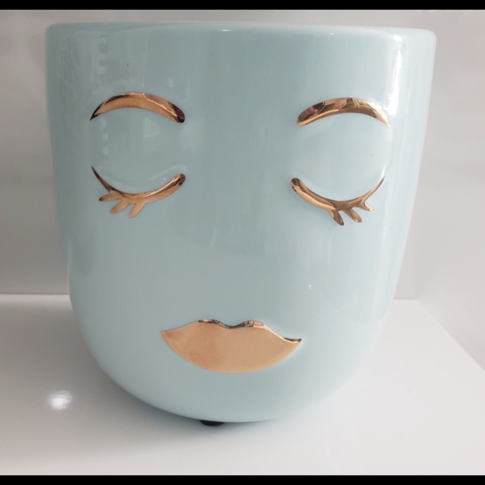 Extra large eyelashes makeup holder decor.